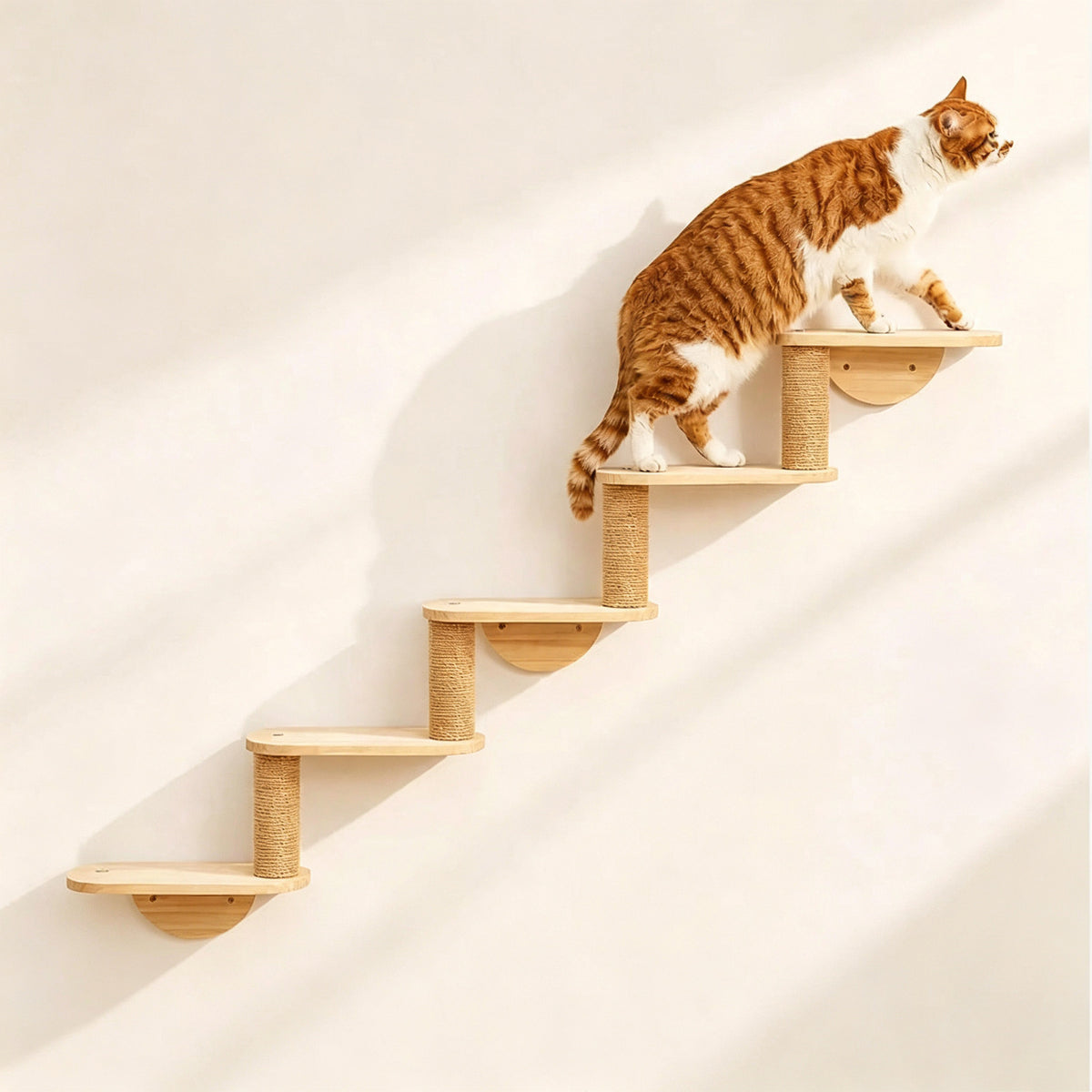 Heuvel kattentrap van hout aan de muur